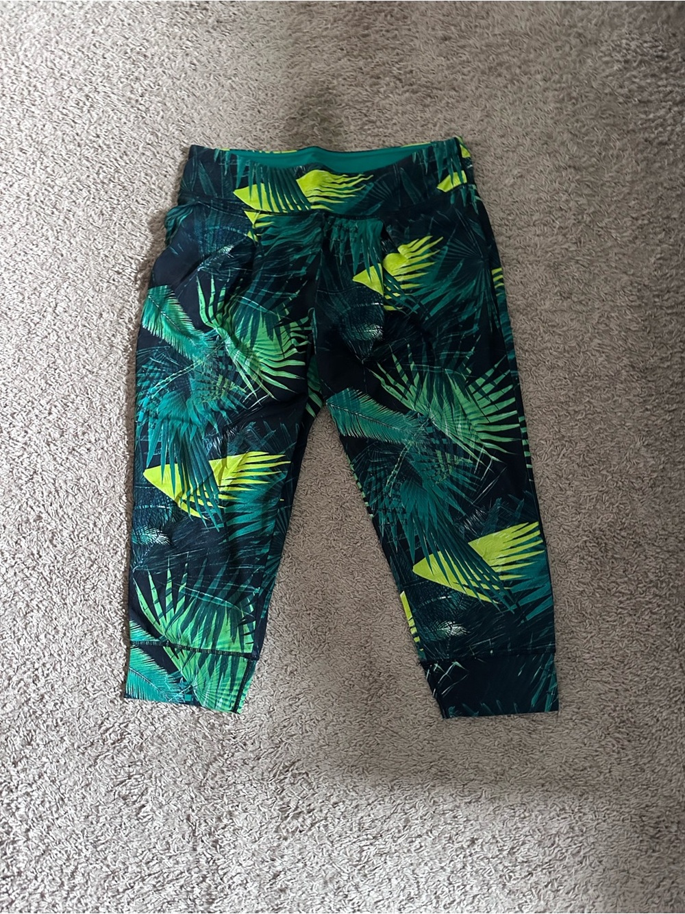 Fabletics define powerhold high waist Green rainforest Print Capri Leggings